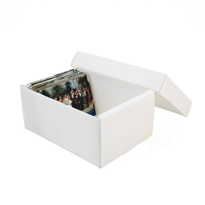 Compact photo box, ideal for storing and protecting photos.